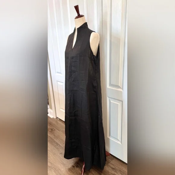 Elegant Black Sleeveless Dress - Picture 3 of 4